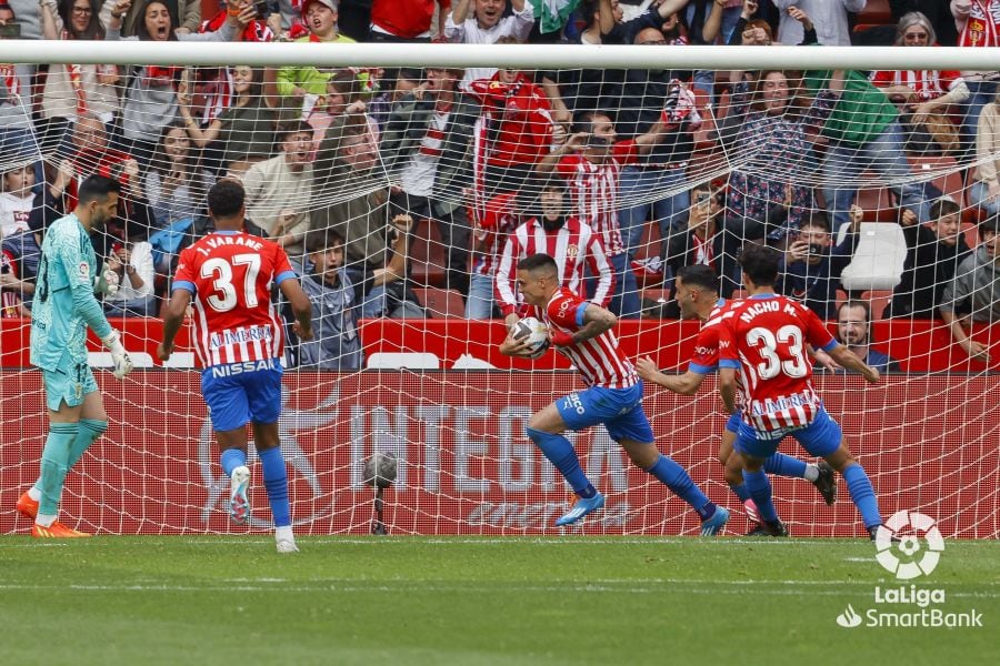 Djuka celebra su gol al Oviedo.