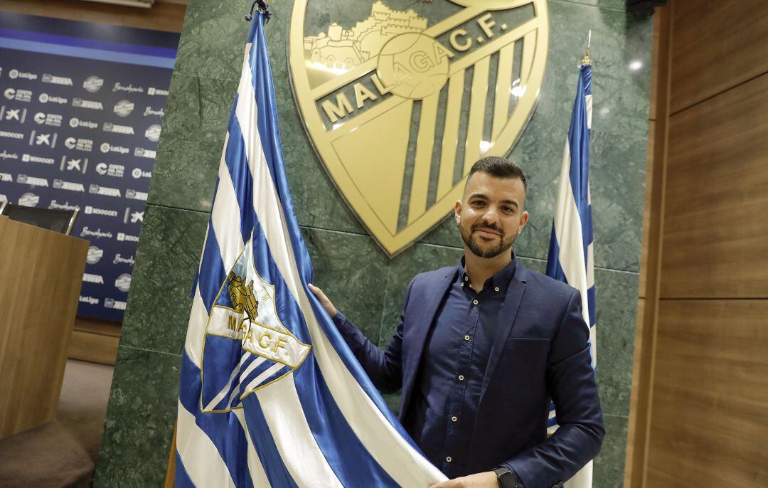 José Herrera, posando con la bandera del Málaga