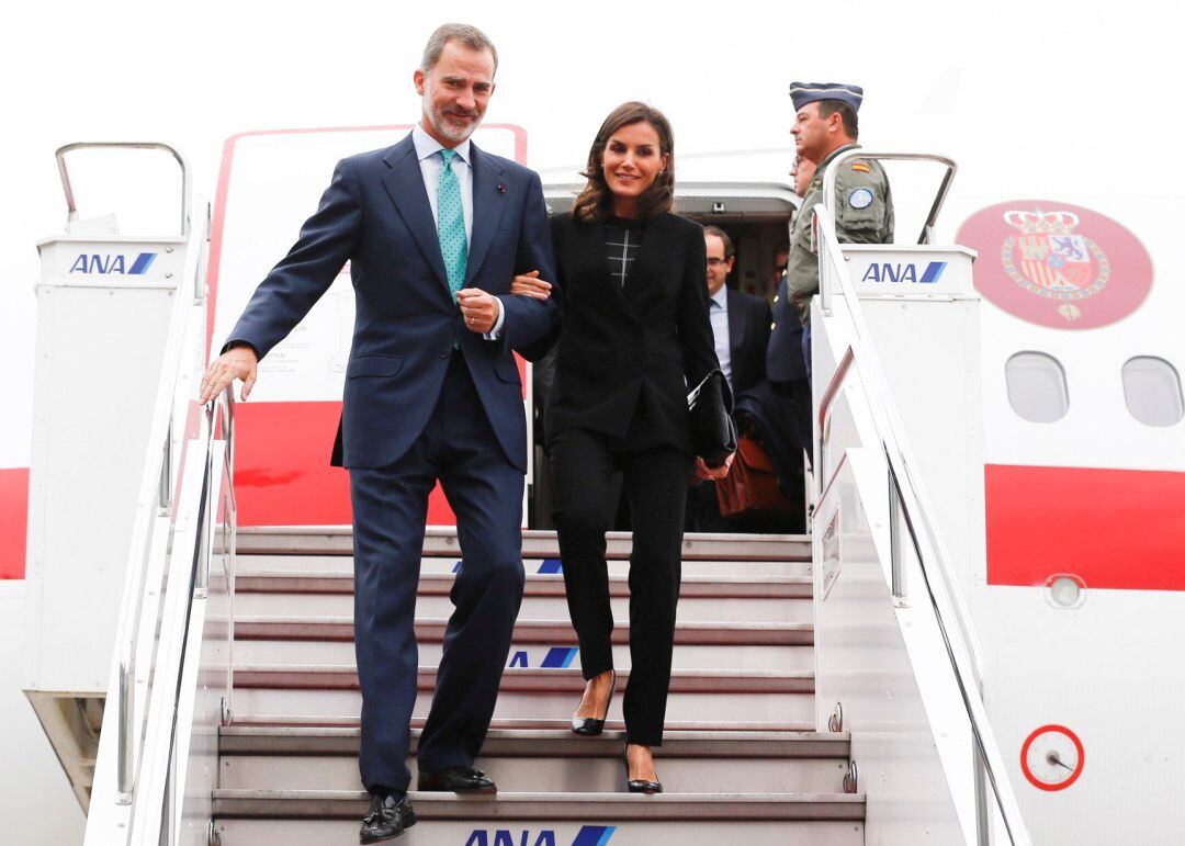 Imagen facilitada por la Casa de S.M. El Rey de los reyes, Felipe VI y doña Letizia, a su llegada a Japón el pasado 21 de octubre.