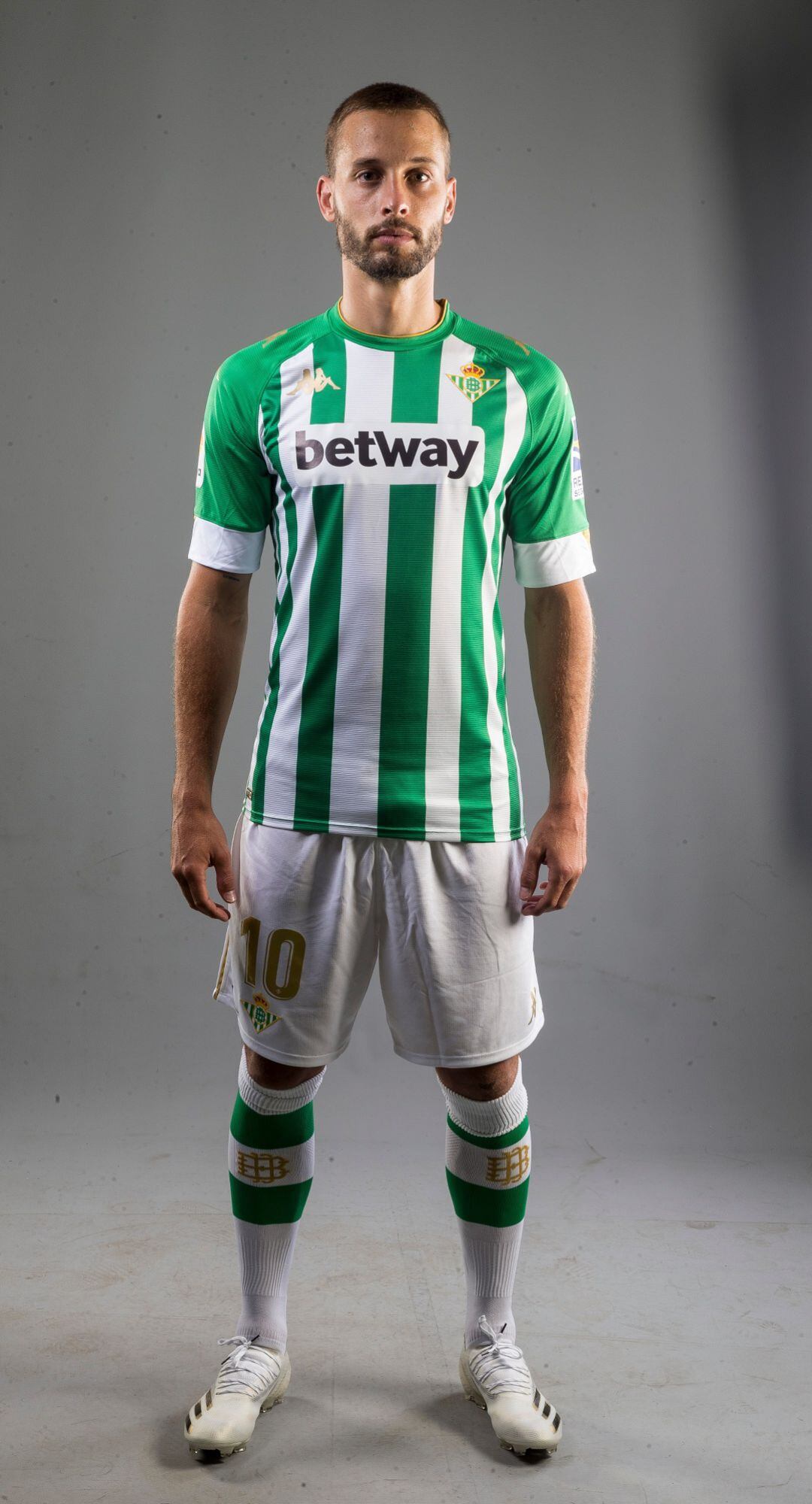 El futbolista del Betis, Sergio Canales, posando con la nueva primera equipación del equipo para esta próxima temporada 