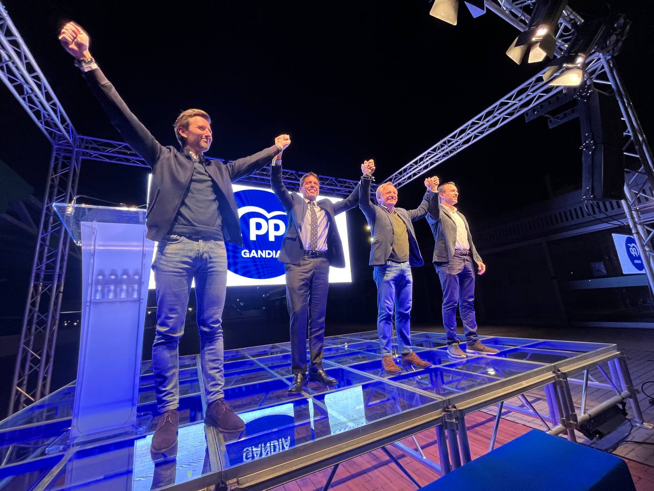 Juan Carlos Moragues, arropado por Víctor Soler, Carlos Mazón y Vicente Mompó.