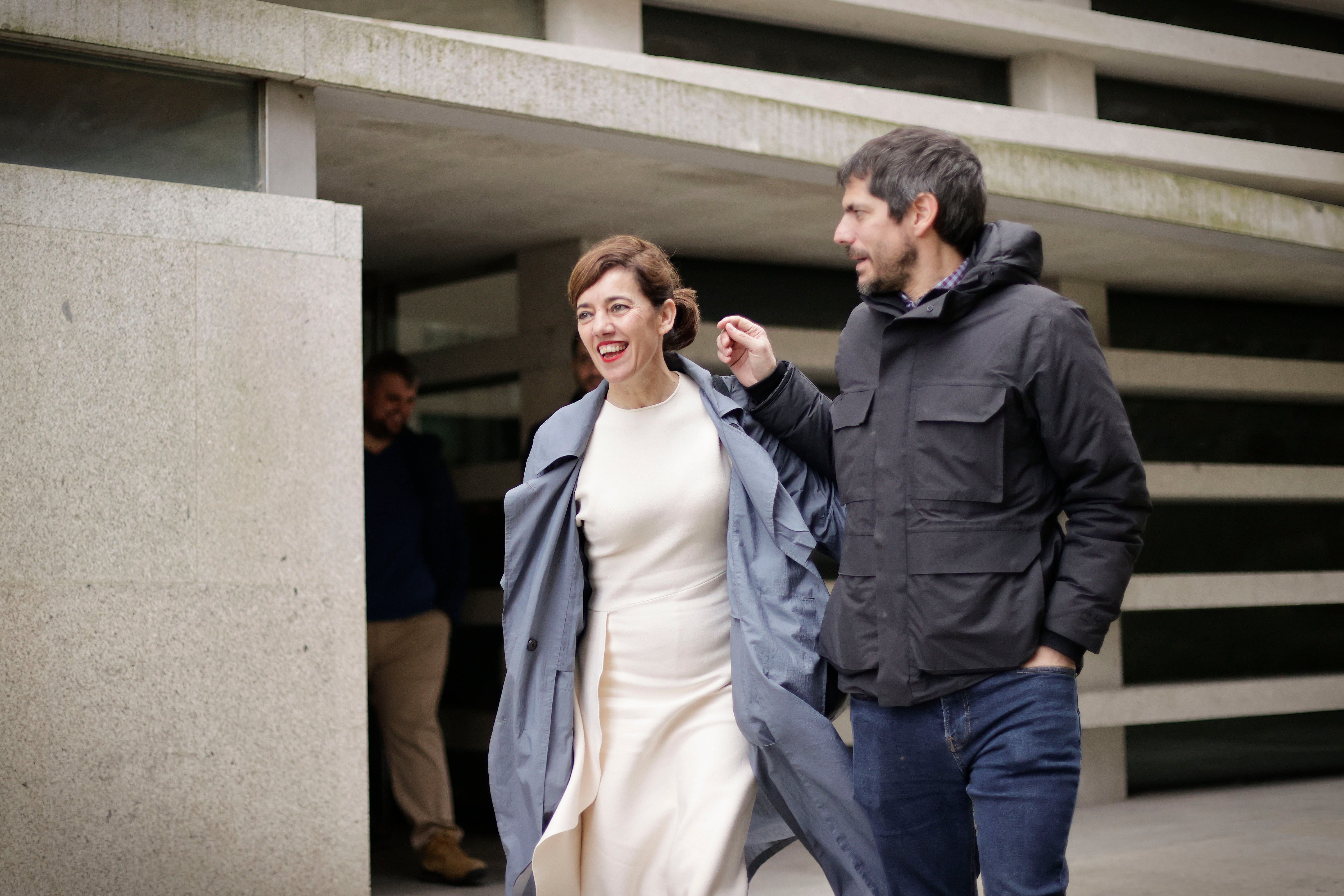 A CORUÑA, 01/02/2024.- La candidata de Sumar a la presidencia de la Xunta de Galicia, Marta Lois (i), acompañada por el Ministro de Cultura, Ernest Urtasun (d), durante la visita que han realizado este jueves a la ciudad de A Coruña, donde han participado en un encuentro con el sector cultural gallego. EFE/Cabalar
