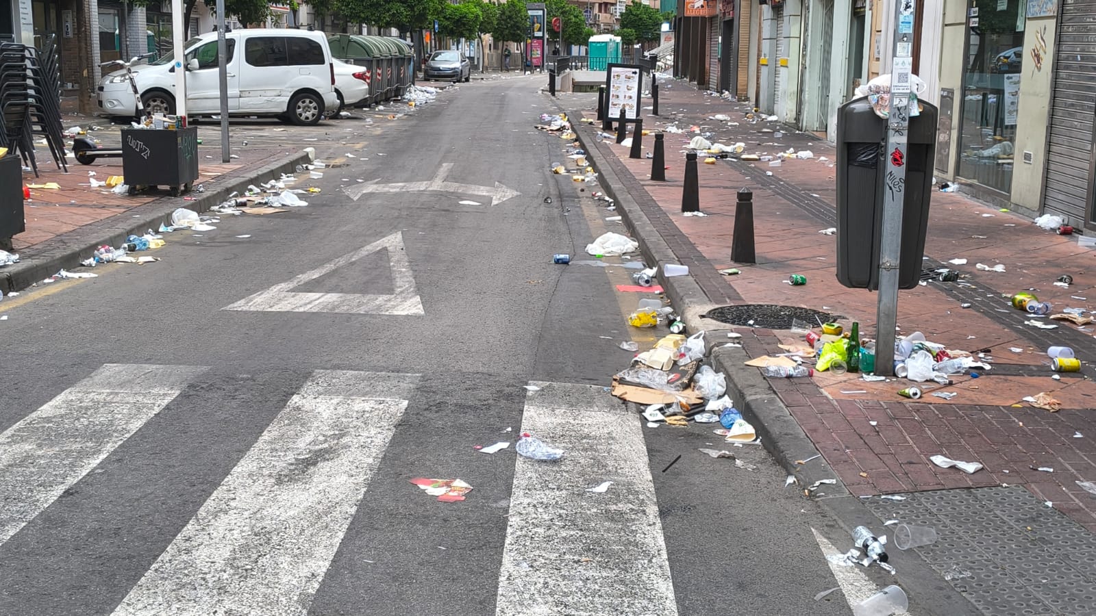 Estado de algunas calles tras el Entierro de la Sardina