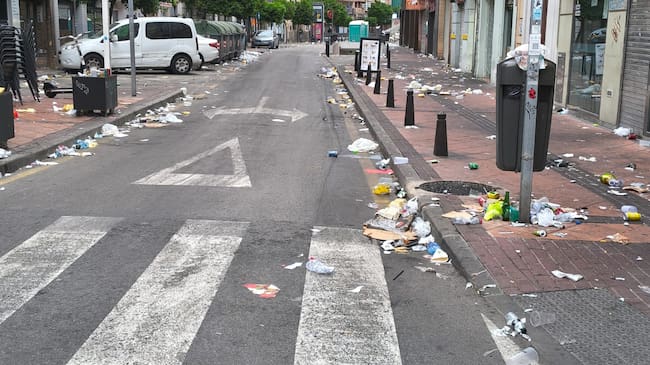 Estado de algunas calles tras el Entierro de la Sardina