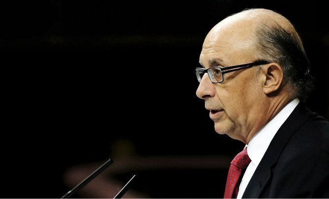 El ministro de Hacienda y Administraciones Públicas, Cristóbal Montoro, durante su intervención este jueves en el pleno del Congreso