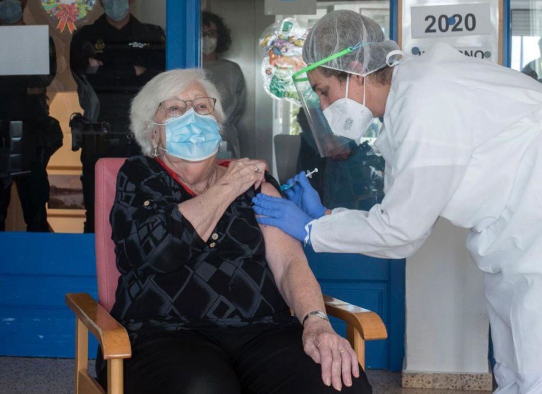 La vacuna de la Covid que s'ha començat a distribuir fa unes hores a l'illa és la gran esperança per a 2021.