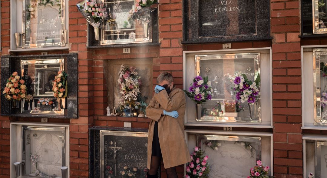 Imatge del mes de maig d'una dona plorant al cementiri del Prat del Llobregat