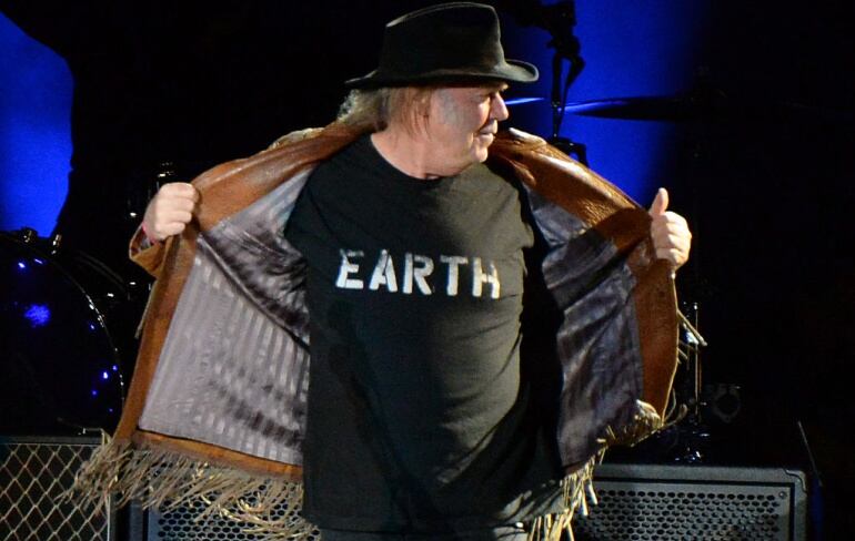 El músico canadiense Neil Young durante su actuación en el Desert Trip Festival