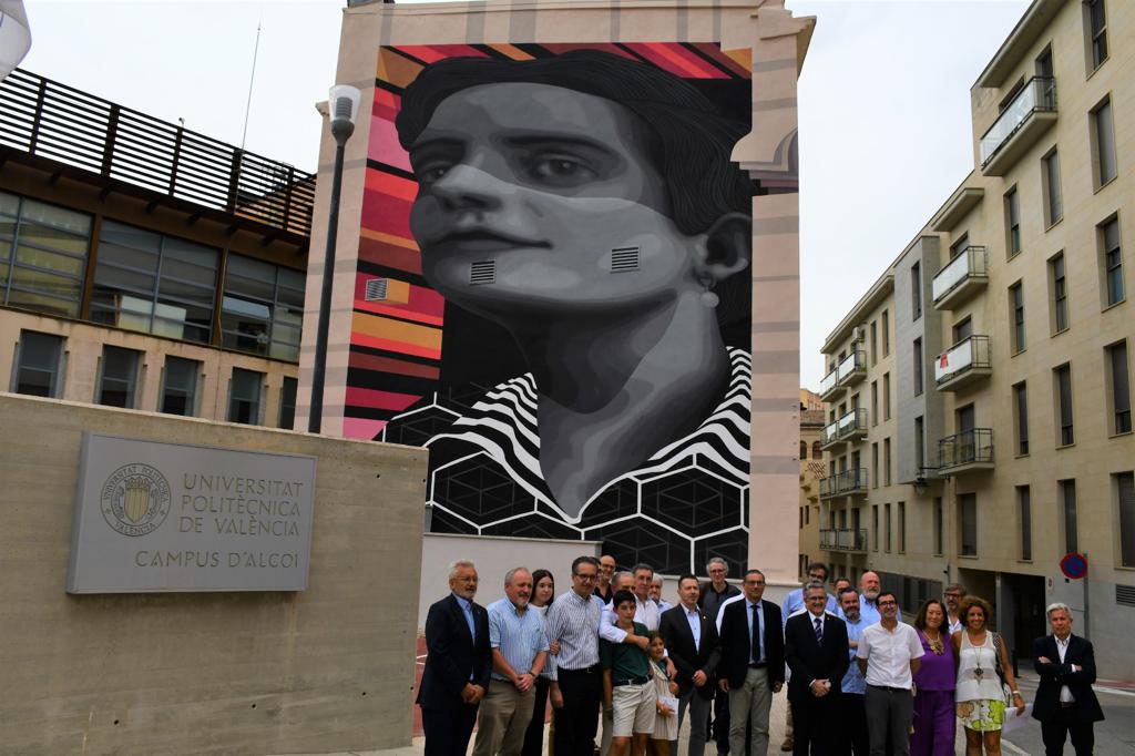 El Campus d'Alcoi de la Universitat Politècnica de València ya luce el mural dedicado a María Cegarra, la primera mujer perita química en España, que se licenció en la Escuela Industrial de Alcoy en 1928.