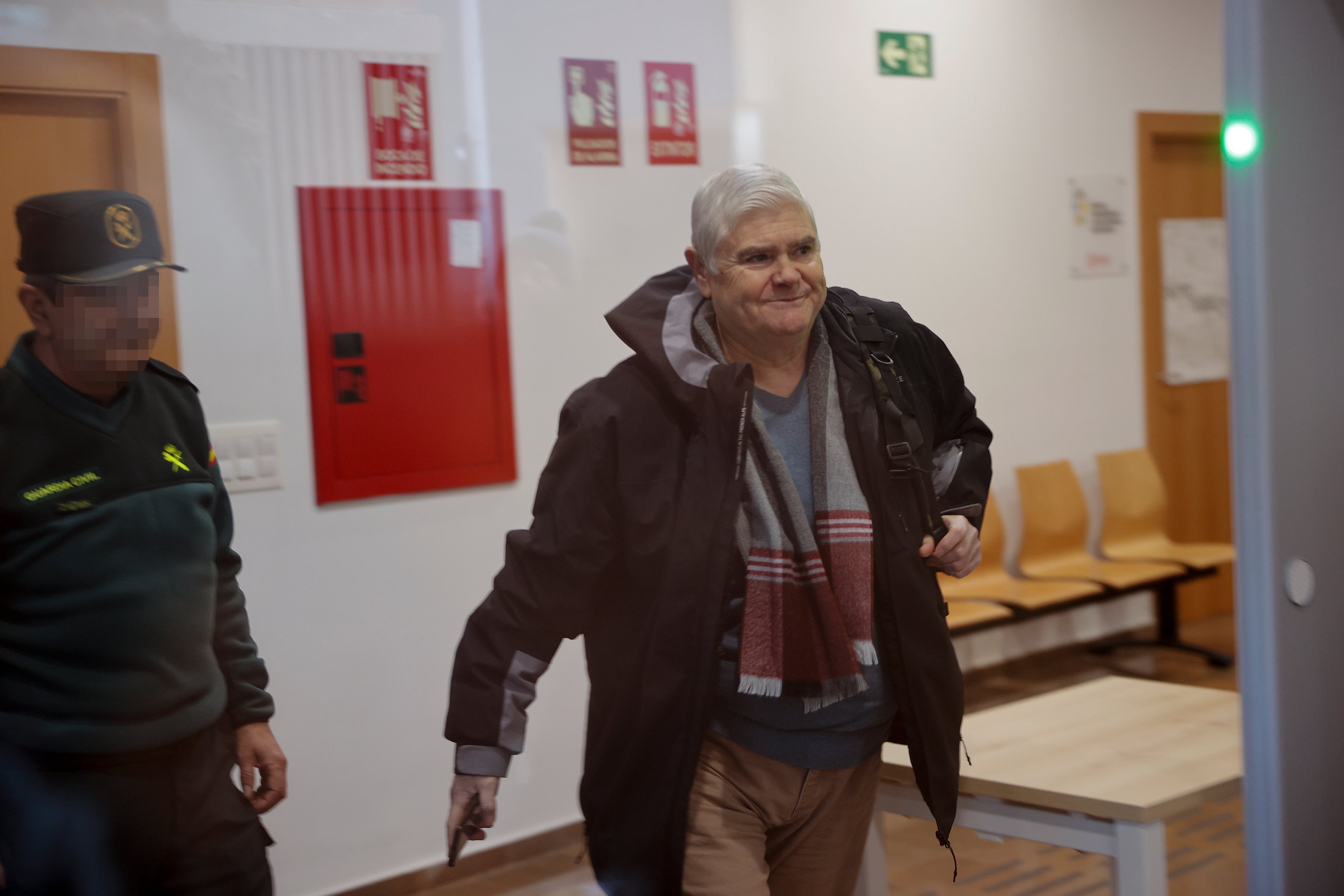 GRAFCVA1627. CATARROJA (VALENCIA), 19/01/2026.- El inspector jefe del Consorcio Provincial de Bomberos de Valencia y jefe operativo de la emergencia el día de la dana, Jose Miguel Basset, a su llegada al juzgado para declarar como testigo ante la jueza de Catarroja (Valencia) que instruye la causa penal por la gestión de la catástrofe del 29 de octubre de 2024, que costó la vida a 230 personas. EFE/Manuel Bruque