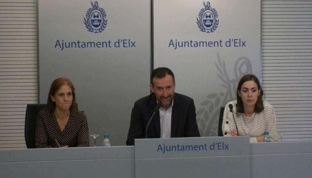 Carlos González alcalde de Elche, Ana Arabid, concejala de hacienda y Esther Díaz, Compromís