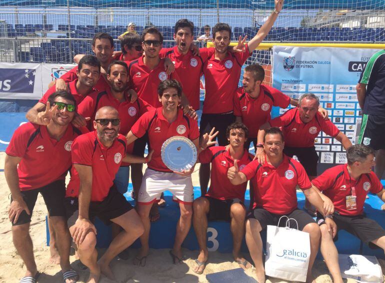 La selección de Euskadi de fútbol playa, con Lander Gabilondo en el centro, celebra su tercer puesto en Sansenxo