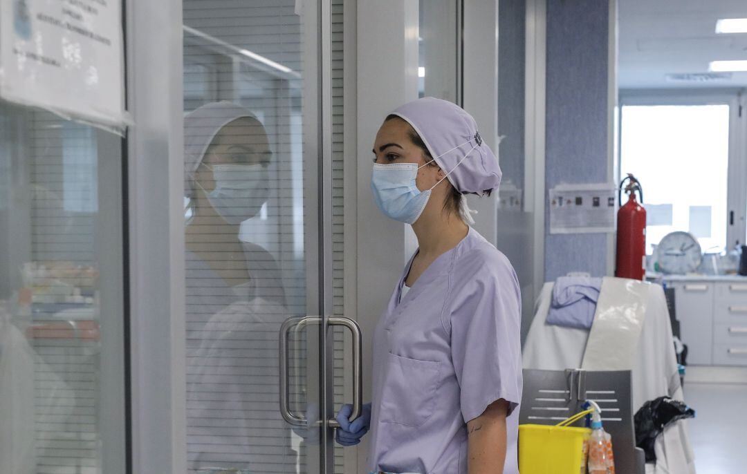 Una profesional sanitaria, en la zona de las UCI de un hospital valenciano. 