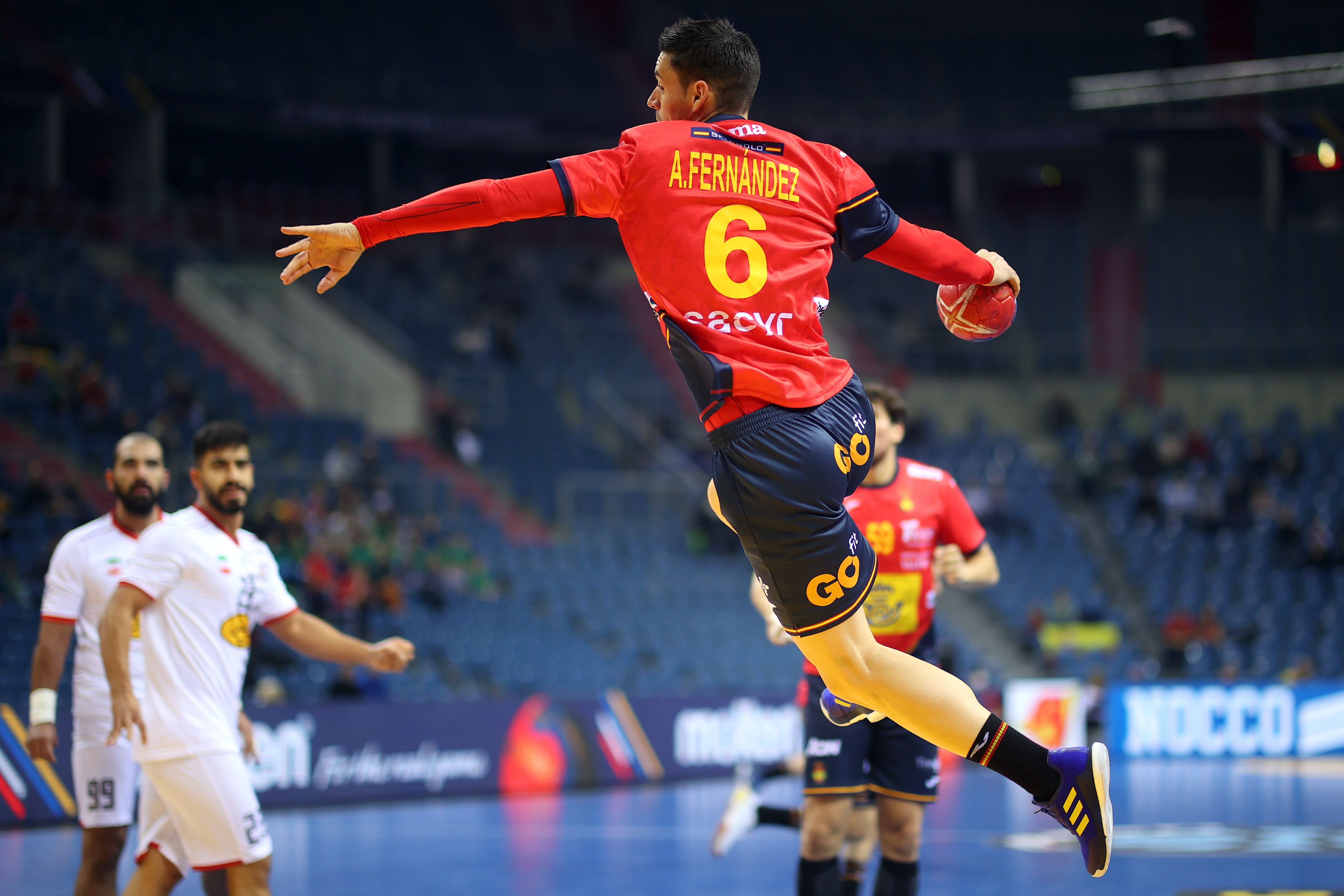 Krakow (Poland), 16/01/2023.- Angel Fernandez Perez (C) of Spain in action during the 28th IHF Men&#039;Äôs World Handball Championship 2023 group A match between Iran and Spain at the Tauron Arena in Krakow, Poland, 16 January 2023. (Balonmano, Polonia, España, Cracovia) EFE/EPA/Lukasz Gagulski POLAND OUT
