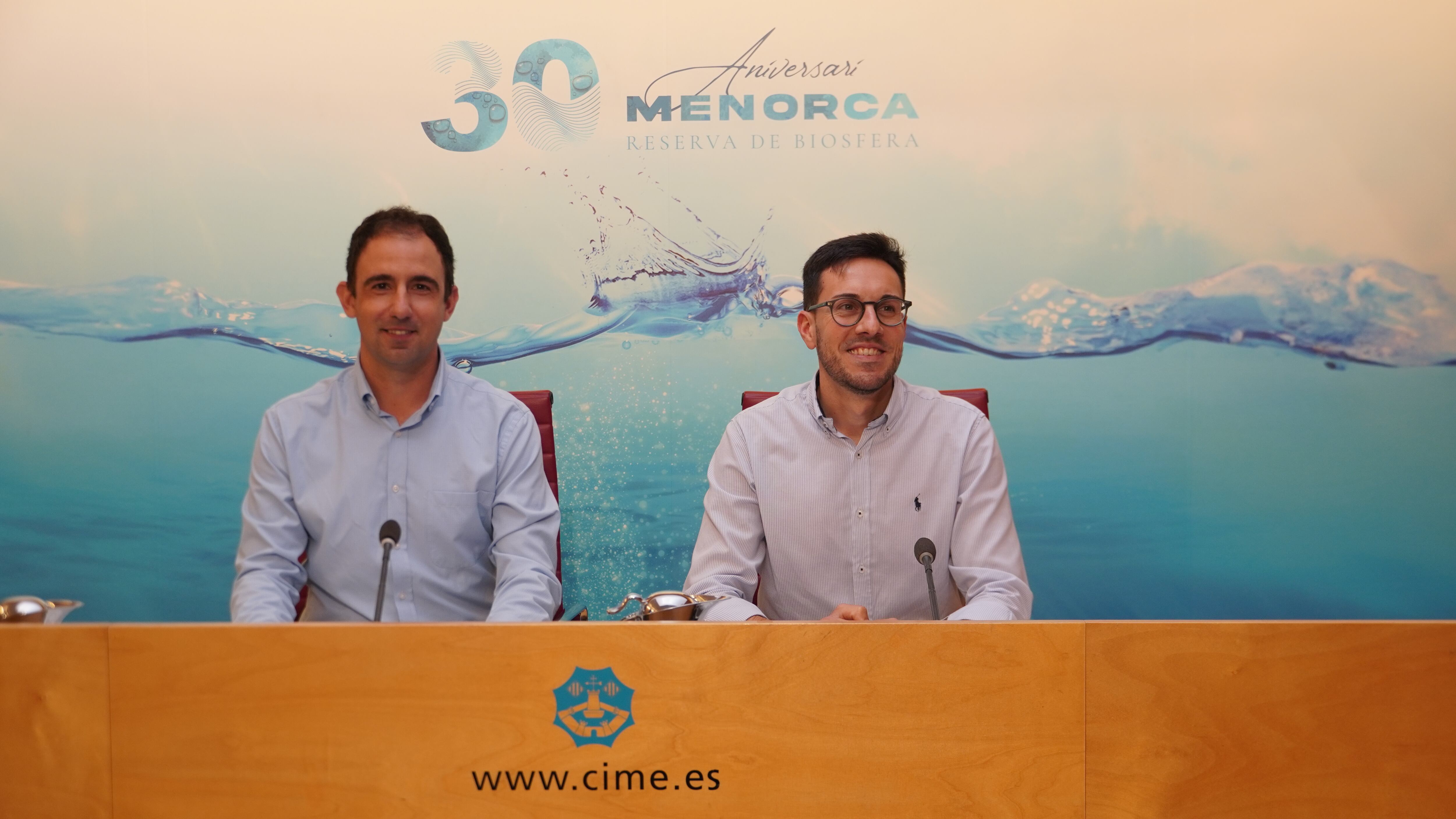 El director insular d'Esports, Rafel Quintana, i el conseller, Joan Pons Torres, van presentar les ajudes.