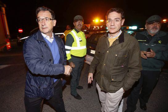 El delegado del Gobierno en Murcia, Joaquín Bascuñana (i), anoche en la Venta del Olivo, en Cieza.