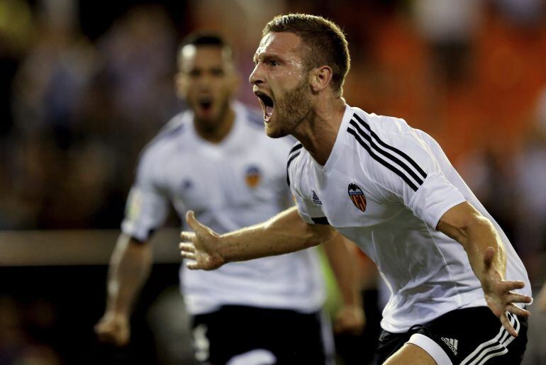 El defensa del Valencia Mustafi celebra tras marcar ante el Granada