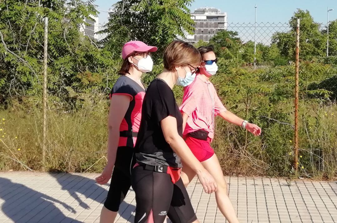 Un grupo de mujeres hace deporte usando la mascarilla