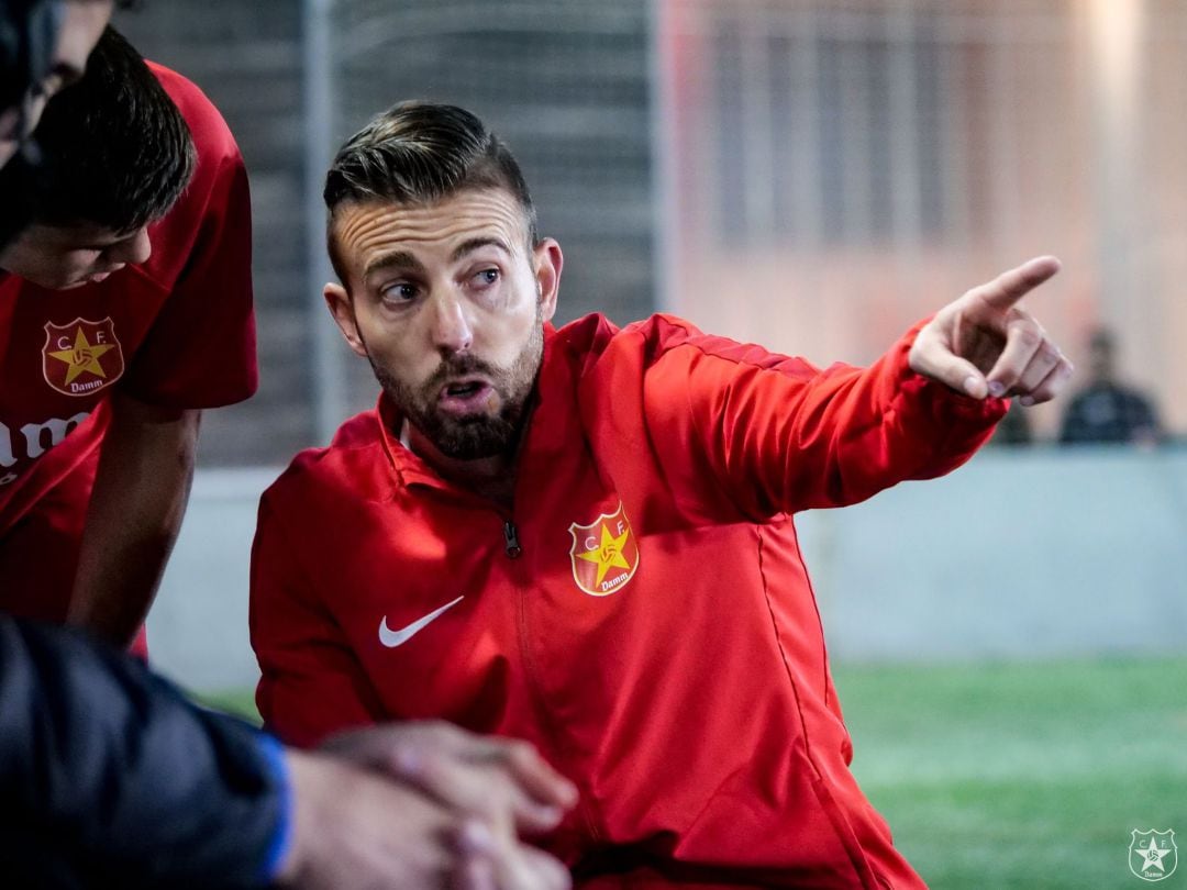 Luis García como entrenador del CF Damm.