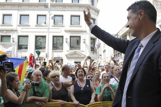 Xavier García Albiol (PP), a su llegada al Ayuntamiento de Badalona, donde hoy Dolors Sabater, de Guanyem Badalona en Comú (CUP y Podemos), tomó posesión como alcaldesa.