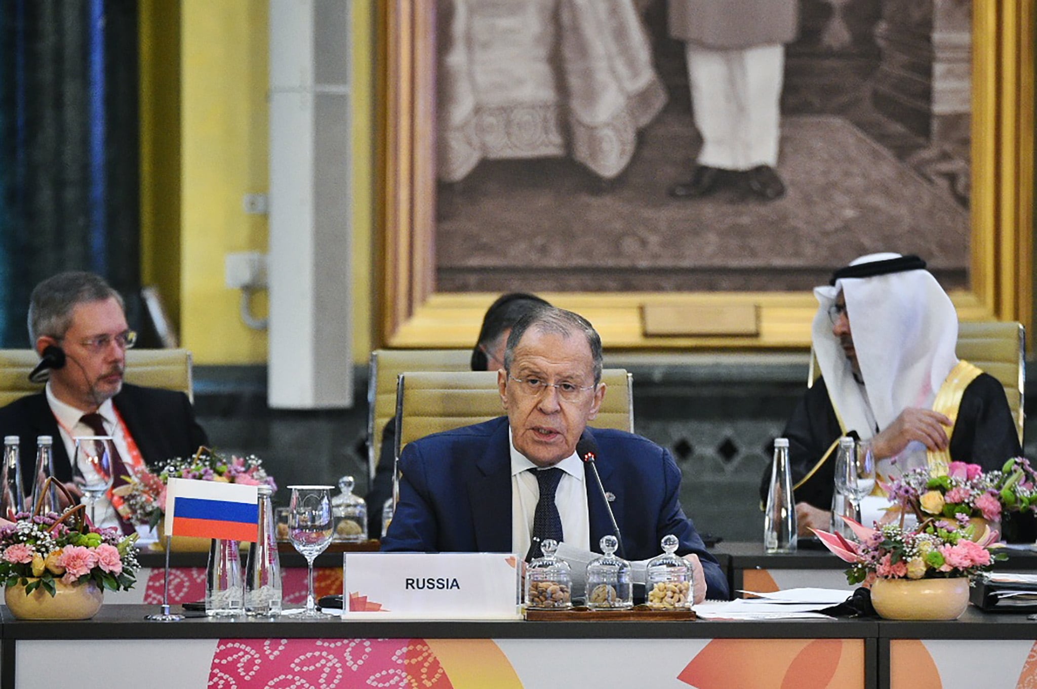 El ministro de Exteriores ruso, Sergei Lavrov, coincide en la reunión del G20 en la misma mesa con el Secretario de Estado de Estados Unidos por primera vez desde el pasado verano