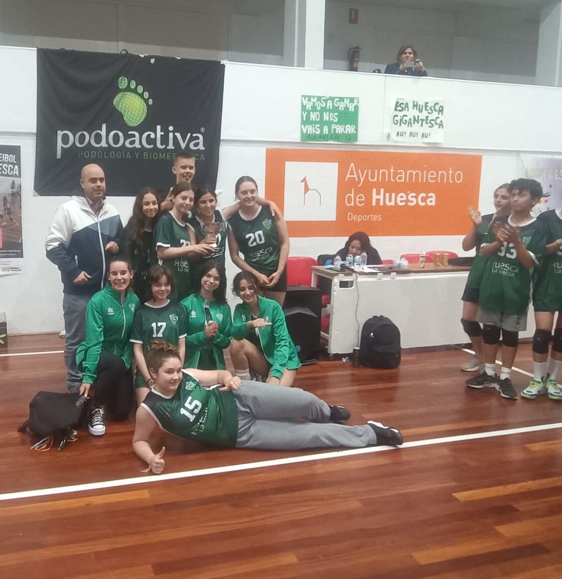 Equipo del Club Voleibol Huesca