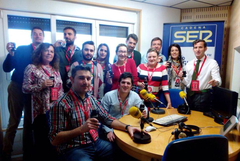 La plantilla de SER Gijón brinda con Coca-Cola
