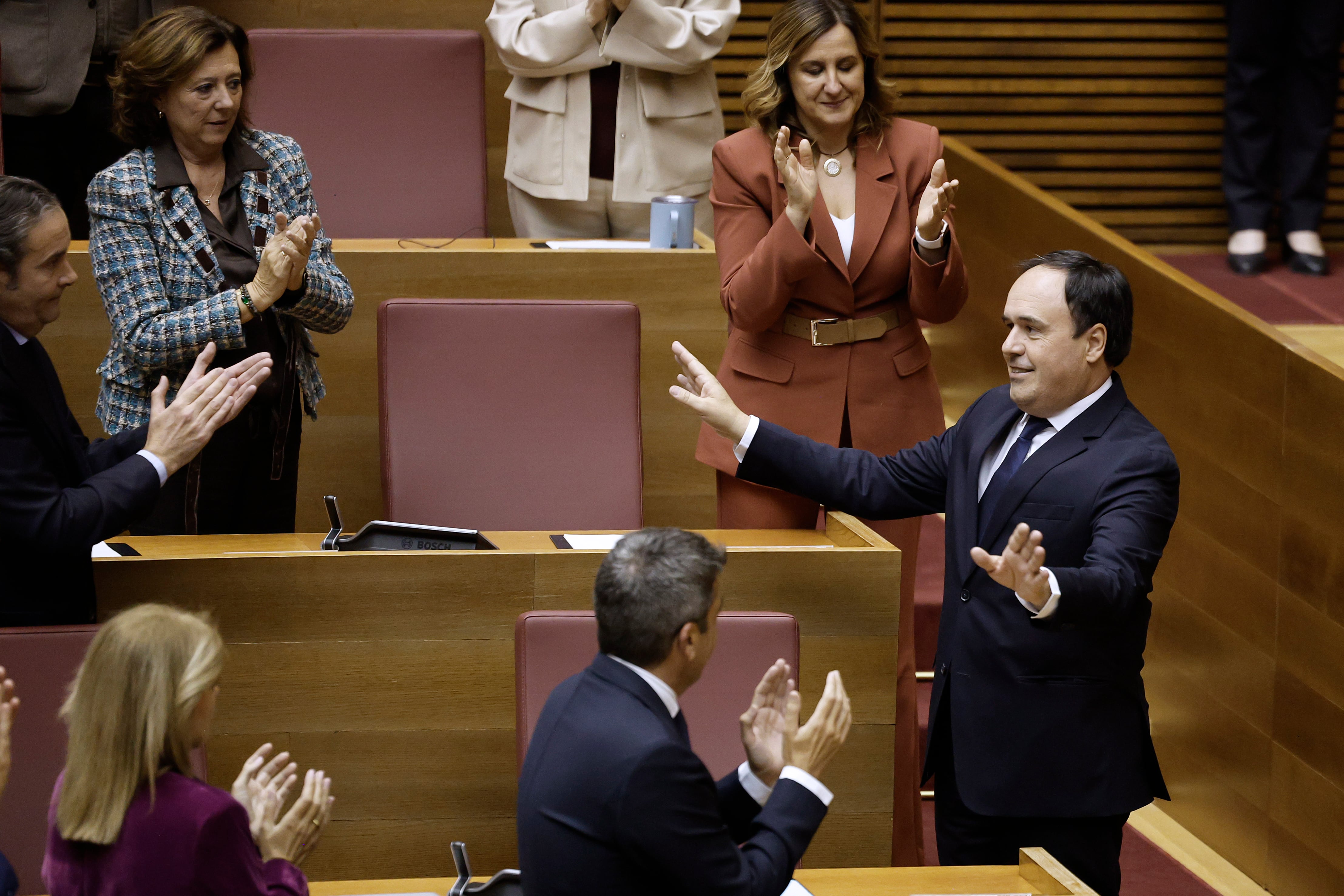  El secretario general del Partido Popular en la Comunitat Valenciana, Juanfran Pérez Llorca (d), ha sido elegido este jueves nuevo president de la Generalitat en sustitución del dimitido Carlos Mazón (c) gracias al respaldo de Vox.