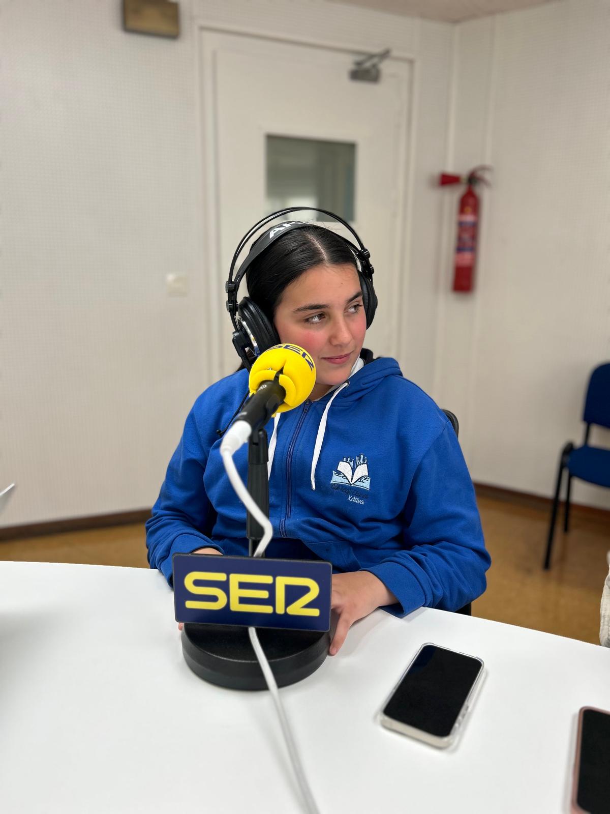 La Fallera Mayor Infantil de Xàtiva 2025 en los estudios de Radio Xàtiva Cadena SER. Fuente: Radio Xàtiva Cadena SER