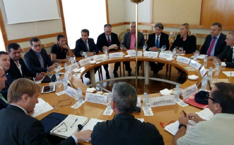 Mesa de trabajo en defensa de la minería celebrada este lunes por la tarde