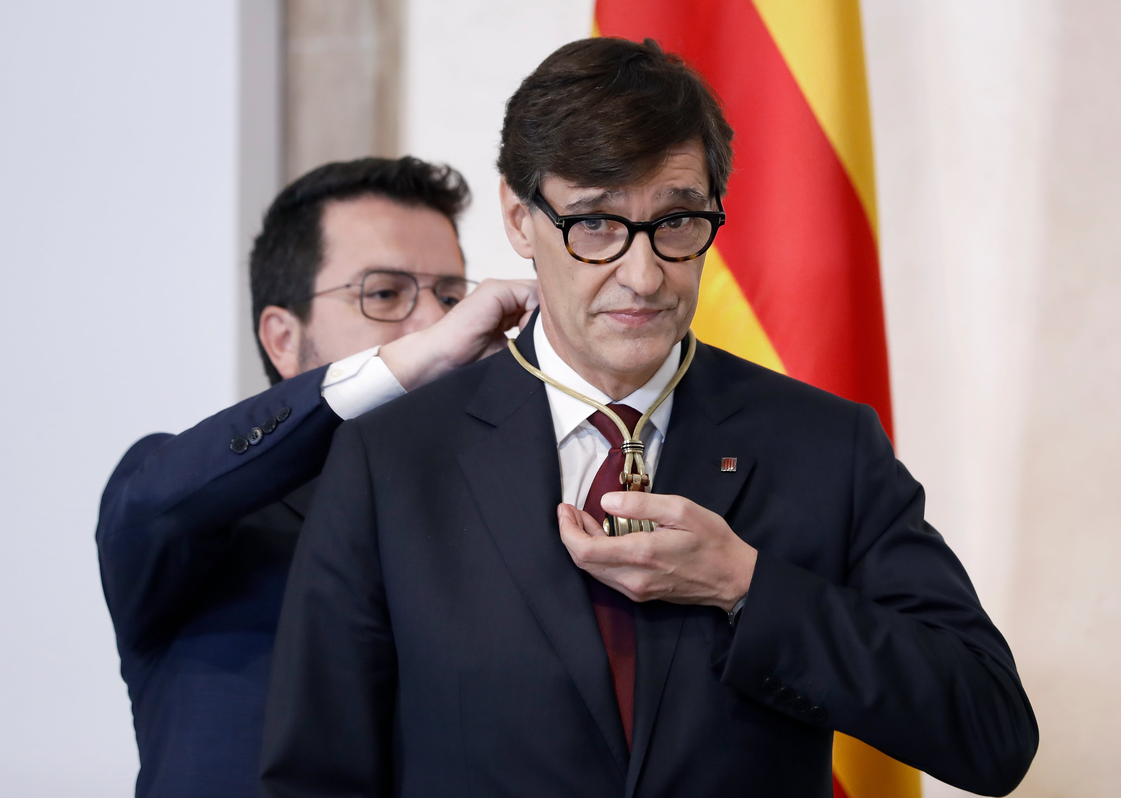 El presidente electo de la Generalitat, Salvador Illa y el expresidente, Pere Aragones, durante el acto de toma posesión de Illa este sábado en Barcelona