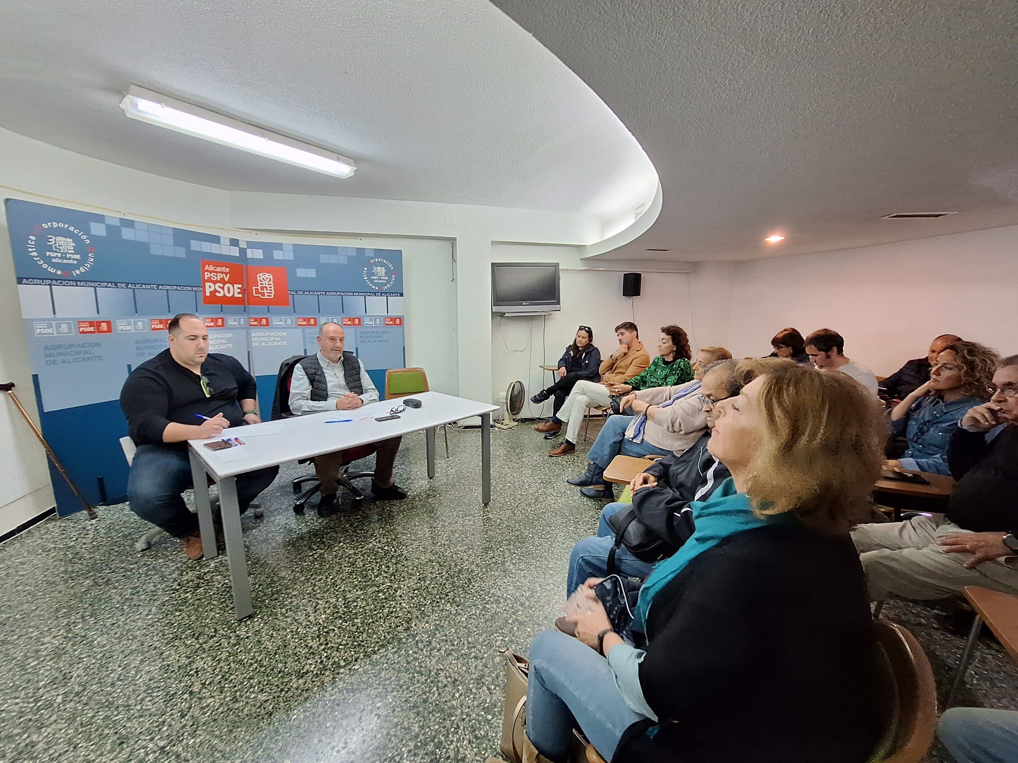 Momento de la ejecutiva Local Socialista de Alicante en apoyo a Pedro Sánchez