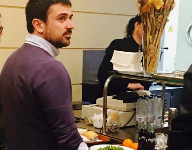 Ramón Espinar, &#039;cazado&#039; en el comedor del Senado con dos botellines de Coca-Cola en su bandeja. 