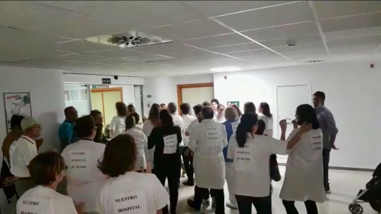 Facultativos del Hospital de Motril protestan por la falta de médicos