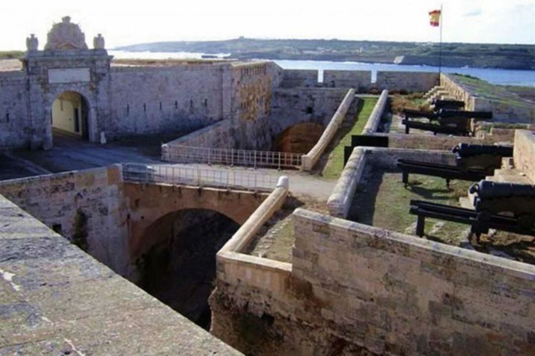 La Mola vol potenciar el seu interès turístic amb elements militars.