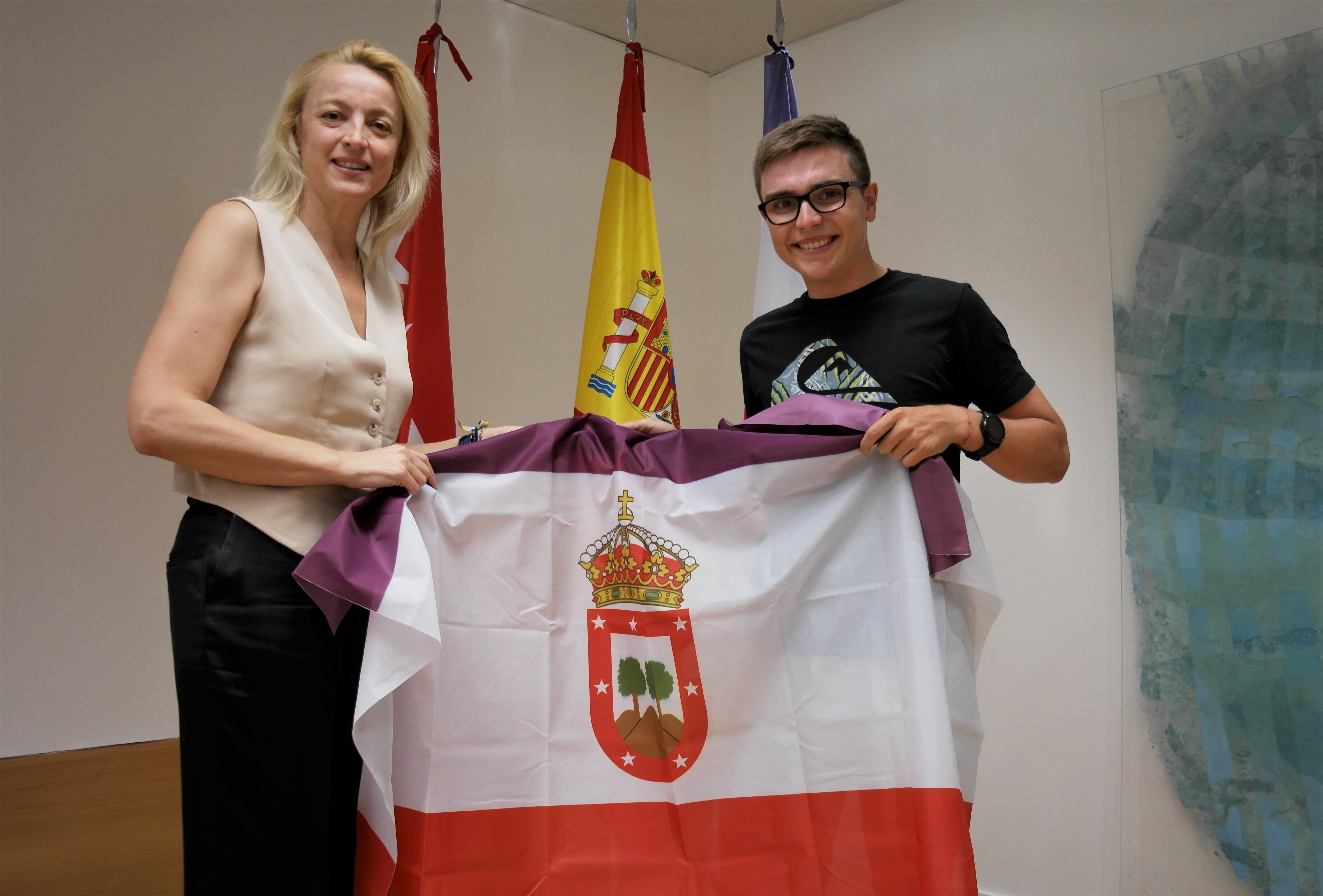 El ciclista Raúl García, de Tres Cantos, junto con la concejala de Deportes de la ciudad.