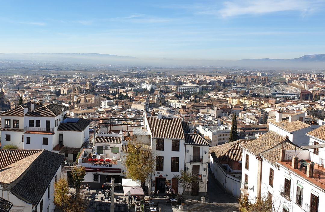 La ciudad de Granada y el Área Metropolitana con nubes y muestras de contaminación atmosférica