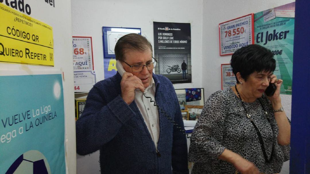 Los loteros de Jaca, atendiendo llamadas tras vender cuatro décimos de un quinto