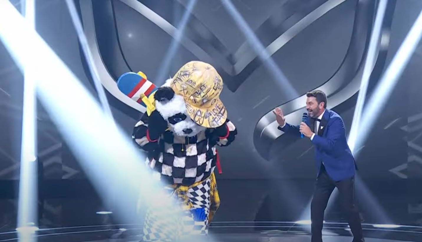 Arturo Valls con el Panda de Mask Singer.