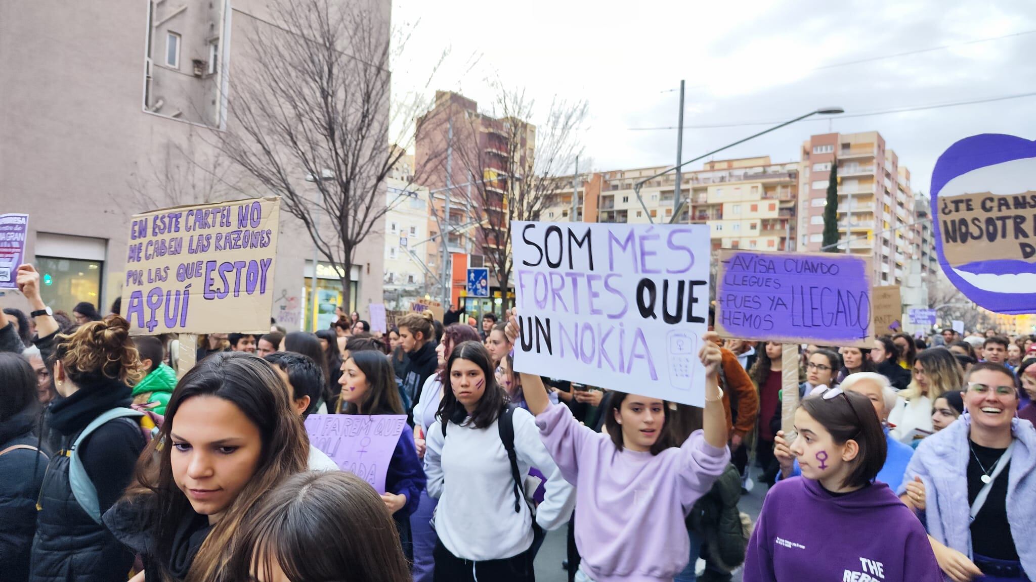 "Som més fortes que un Nokia" es pot llegir en un dels cartells que duia una participant de la manifestació convocada per la Coordinadora 8M de Lleida. Foto: Ràdio Lleida.