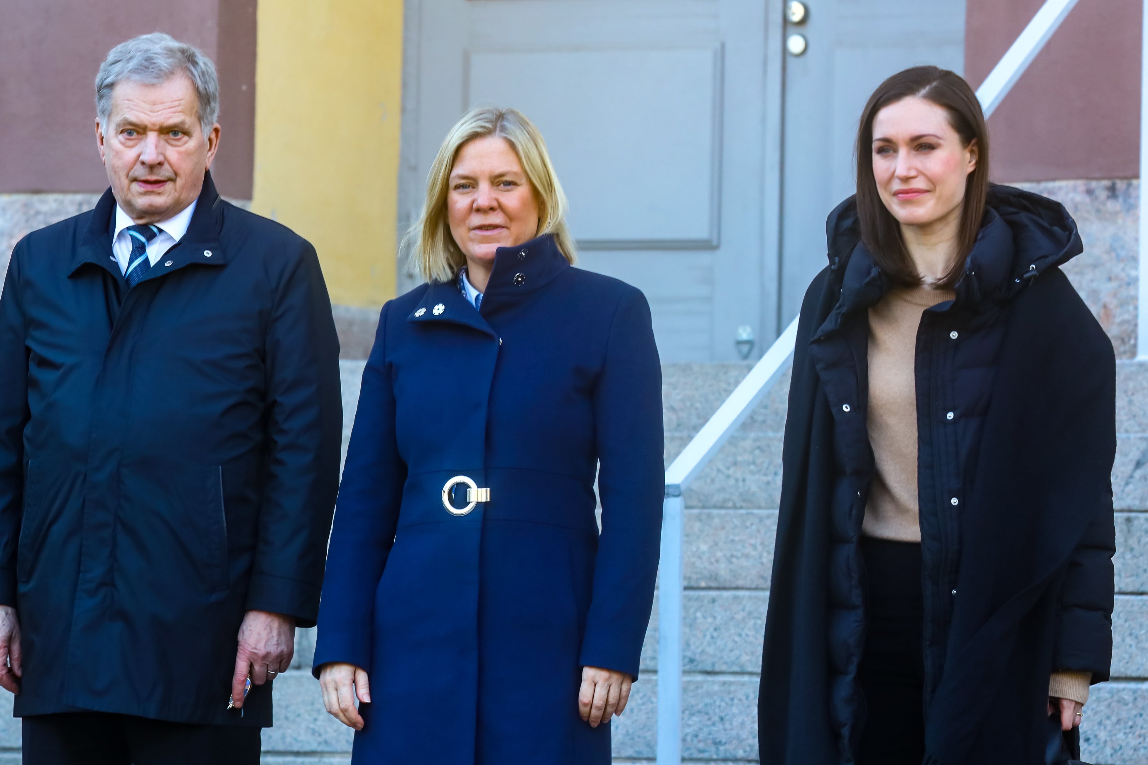 La primera ministra de Finlandia, Sanna Marin; la primera ministra sueca, Magdalena Andersson y el presidente de Finlandia, Sauli Niinisto, en Helsinki. / MAURI RATILAINEN