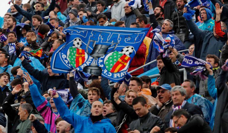 Los aficionados del Getafe animan a su equipo durante el partido correspondiente a la trigésimo séptima jornada de la Liga.