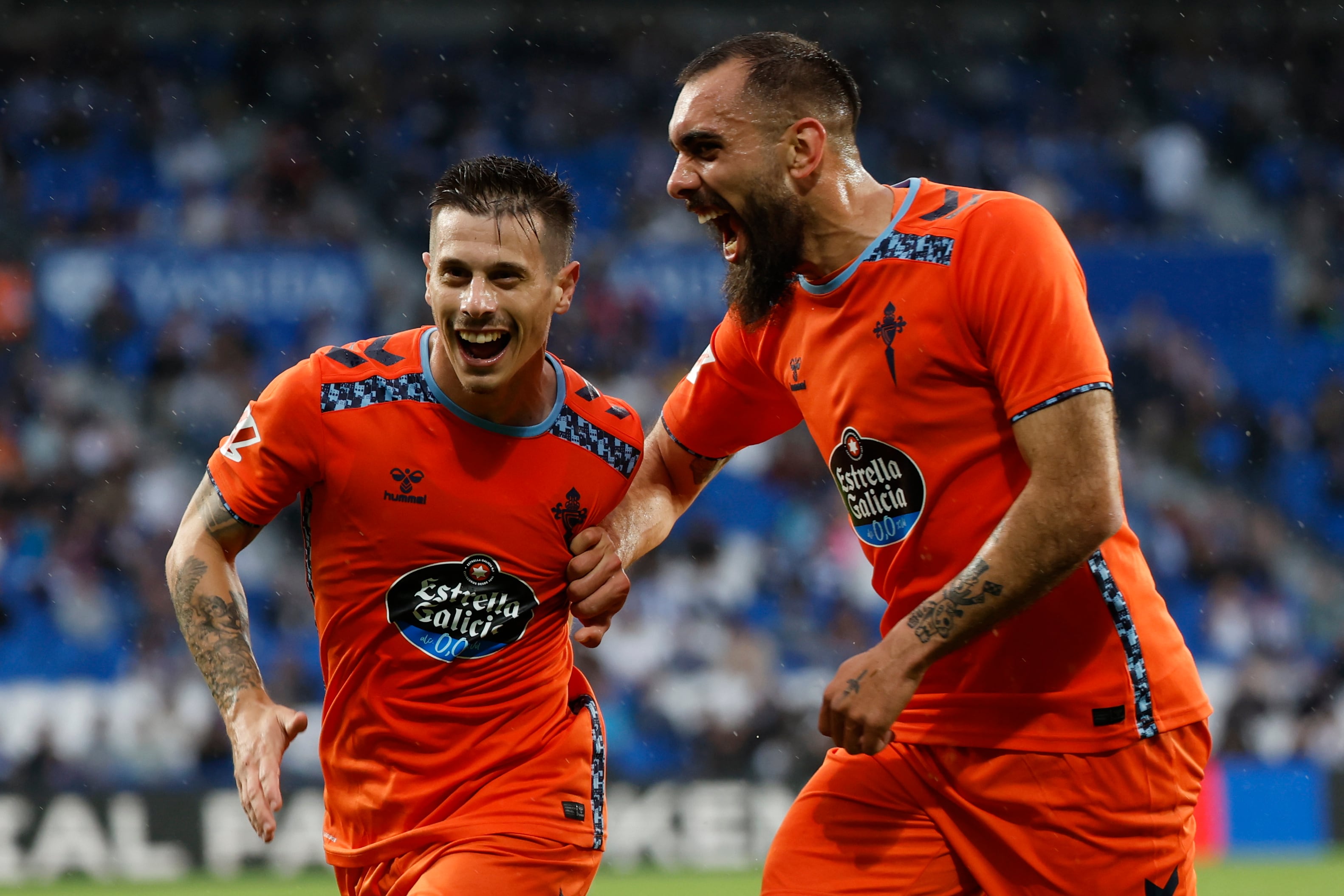 SAN SEBASTIÁN, 13/05/2025.- El delantero del Celta Alfon González (i) celebra con Borja Iglesias tras marcar ante la Real, durante el partido de la jornada 36 de LaLiga EA Sports que Real Sociedad y Celta de Vigo disputan este martes en el estadio Reale Arena, en San Sebastián. EFE/Juan Herrero