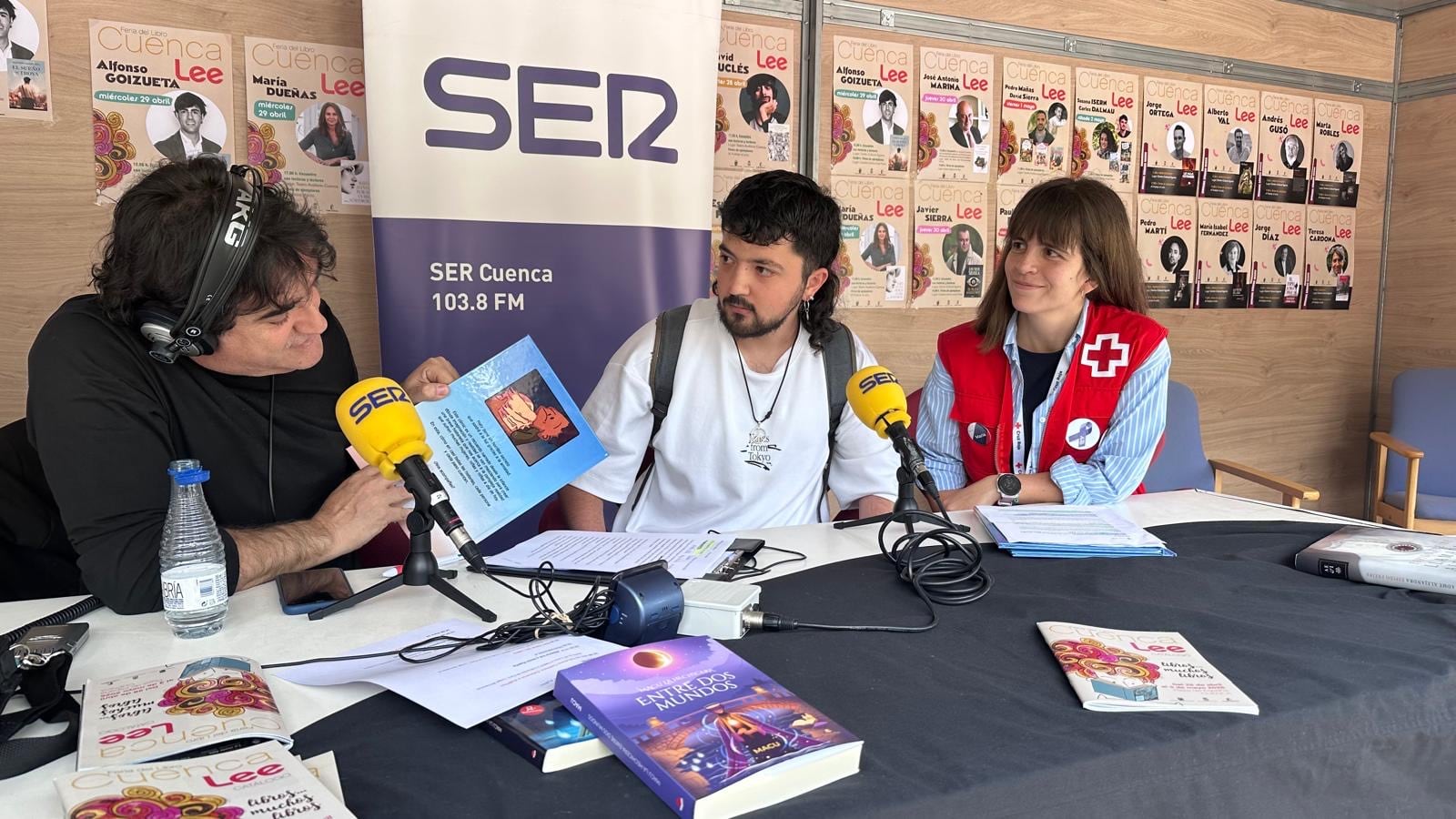 Entrevista con Diego Martínez Álvarez, coautor de 'Un paso más' y con María Martínez, responsable del servicio ATENPRO de Cruz Roja.