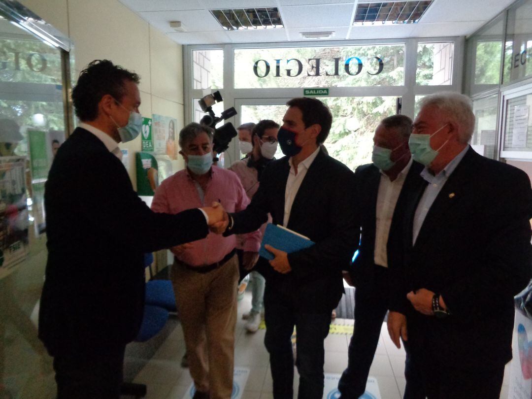 Enrique García, director San Gabriel Ciudad de la Educación, saluda a Albert Rivera a la llegada al colegio