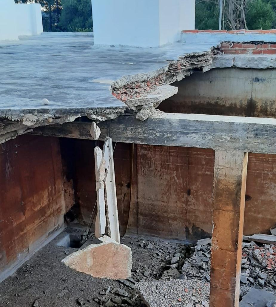 Parte de la cubierta del depósito de Aguas que se desplomó en 2021 en Villalonga.