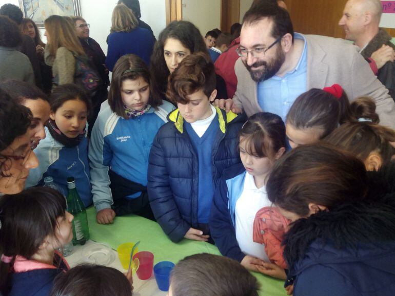 El delegado de Educación de la Junta de Andalucía en Granada, Germán González, en la inauguración de la Semana de la Ciencia en Atarfe