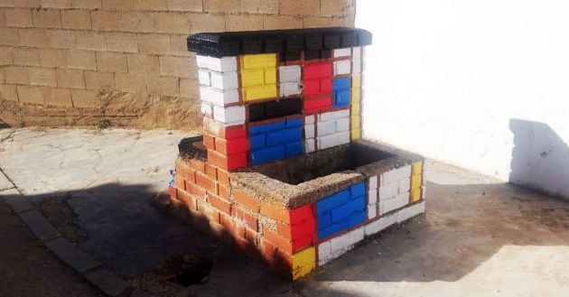 Fuente decorada al estilo vanguardista de Piet Mondrian.