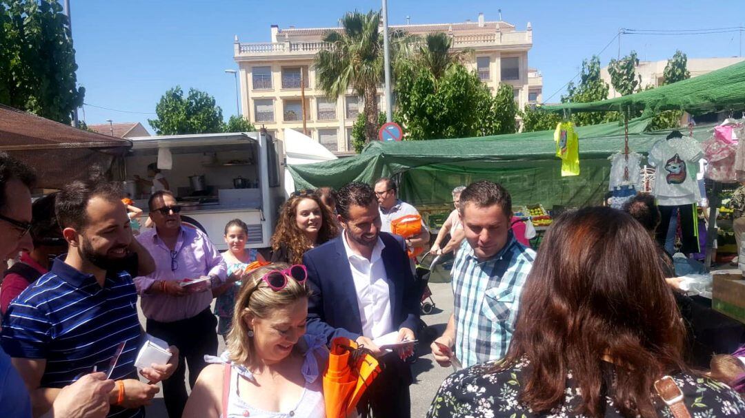 El candidato de C´s a la alcaldía de Murcia, Mario Gómez, visita el mercadillo de El Esparragal