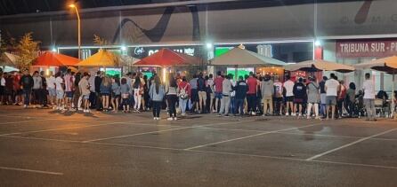 Aglomeraciones de personas durante el derbi asturiano en los exteriores de un bar de El Molinón.